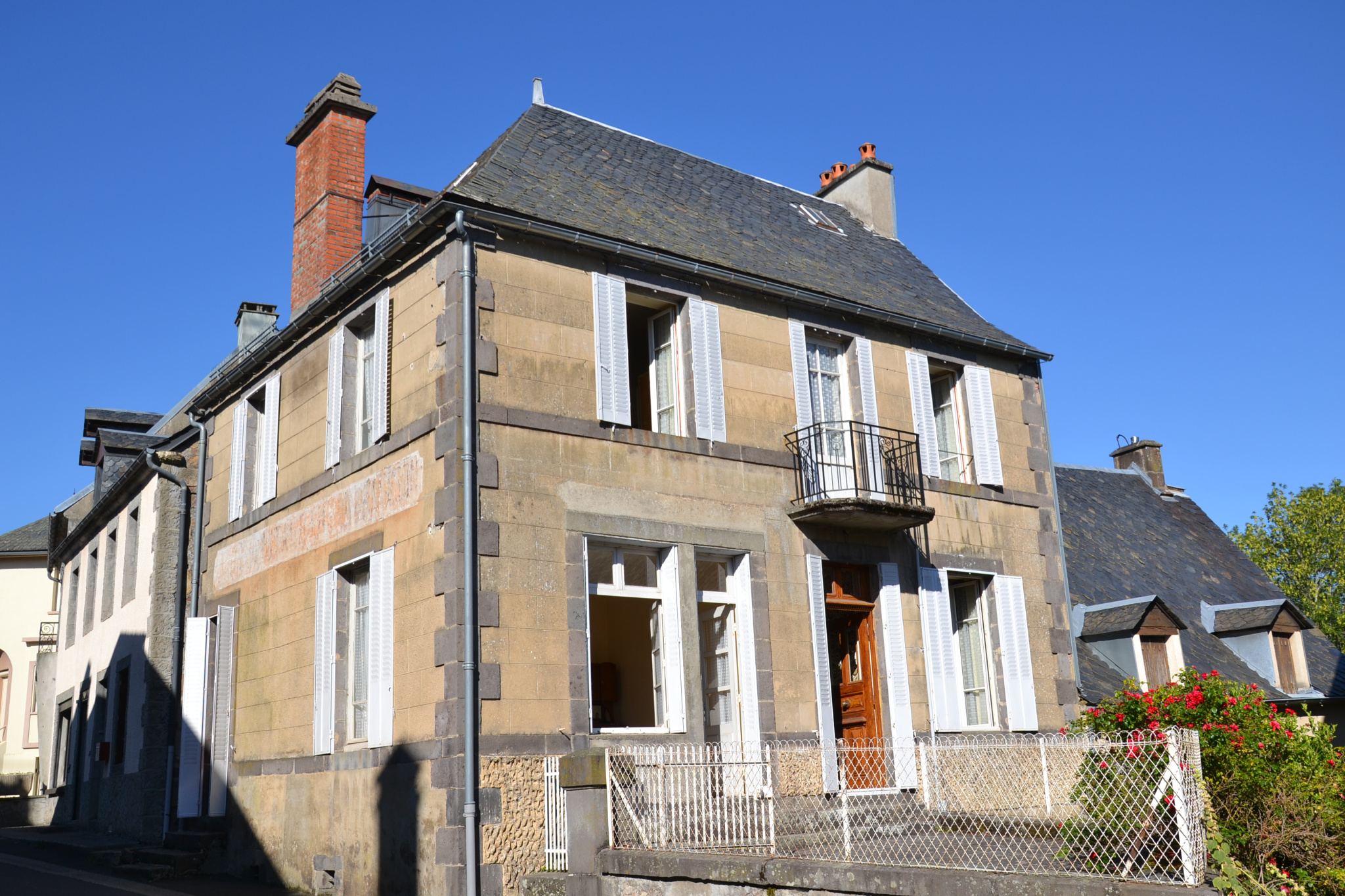 Maison à vendre à St sauves d auvergne, 160 m², 7 pièces – photo 1 sur 20