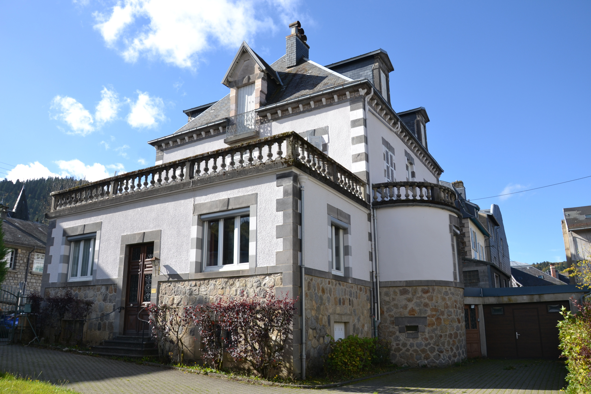 Maison à vendre à La bourboule, 290 m², 12 pièces – photo 1 sur 20